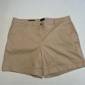 Talbots 7” khaki short. Size 16w. (1004)